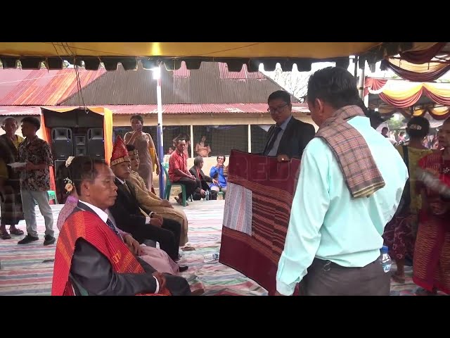 pasahathon ULOS PASSAMOT | Momen Wedding Arnold & Friska | Iringan Obama Trio #adatbatak class=