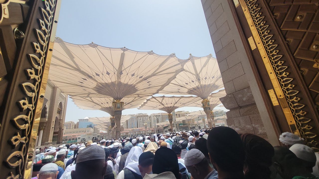 Hajj Pilgrims Arrive to Pray The Biggest Jumuʿah in Medina