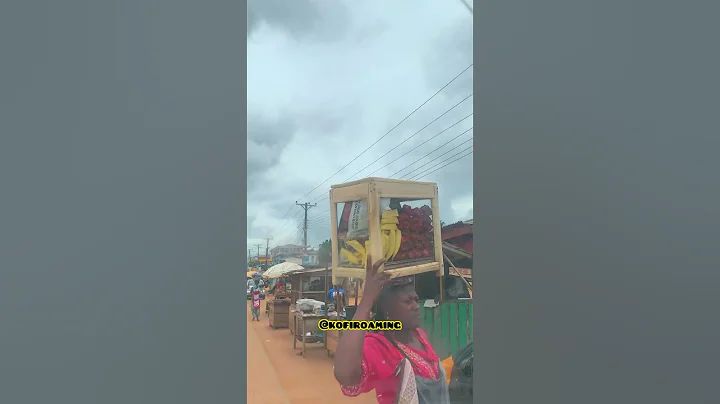 Hawkers on the streets of Nkawkaw in Ghana 🇬🇭 #ghana #travel #africa