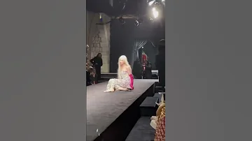 شاهدوا لحظة سقوط عارضة ازياء في اسبوع باريس للموضة 