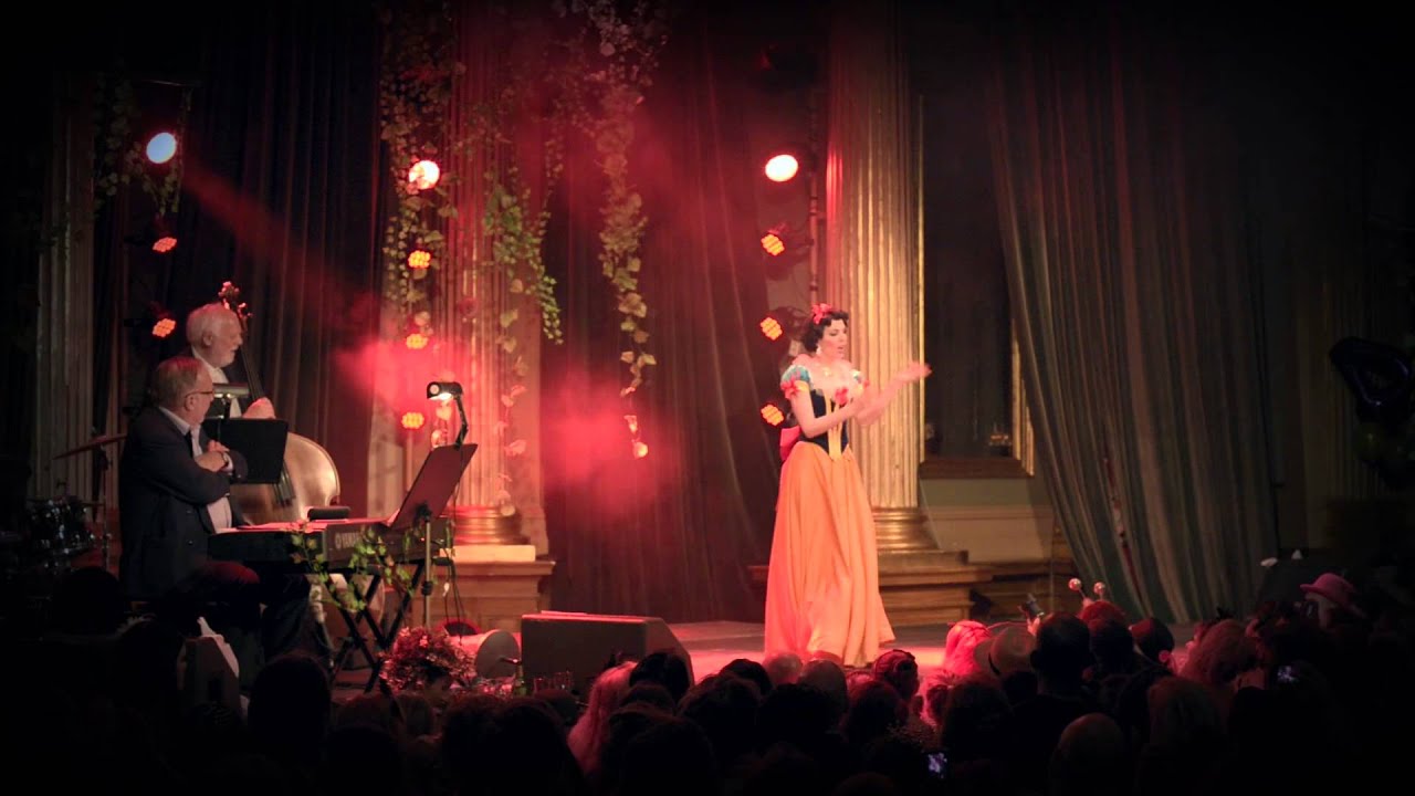 Fräulein Frauke performs Snow White