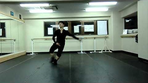 Ballet Trick (petit allegro Glissade with  Battu）