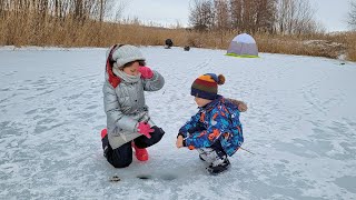 НАДО ВИДЕТЬ! ЧТО ПОЙМАЕТ СЫН? Взял сына на зимнюю рыбалку