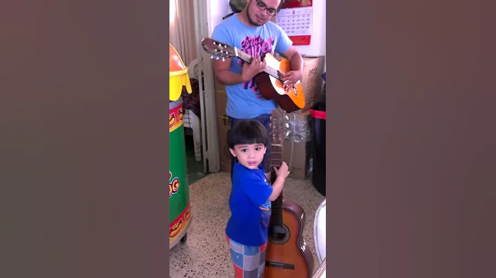 Sebas tocando la guitarra