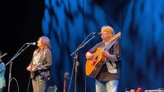 Watch Indigo Girls Lay My Head Down video