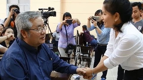 Ngọc Trinh bắt tay lãnh đạo nhà hát kịch TP Hóng Showbiz