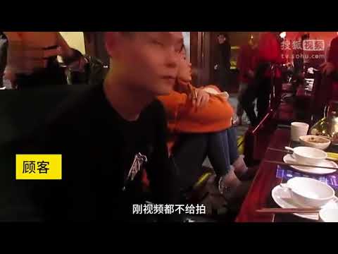 女店员寒冬穿比基尼上菜 老板：主打青春活力 国语高清