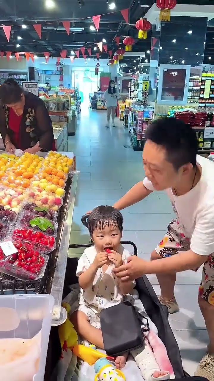 一眼没看到就吃上了，爸爸的生活费这次真没了！#funny#Cute#呆萌小米宝
