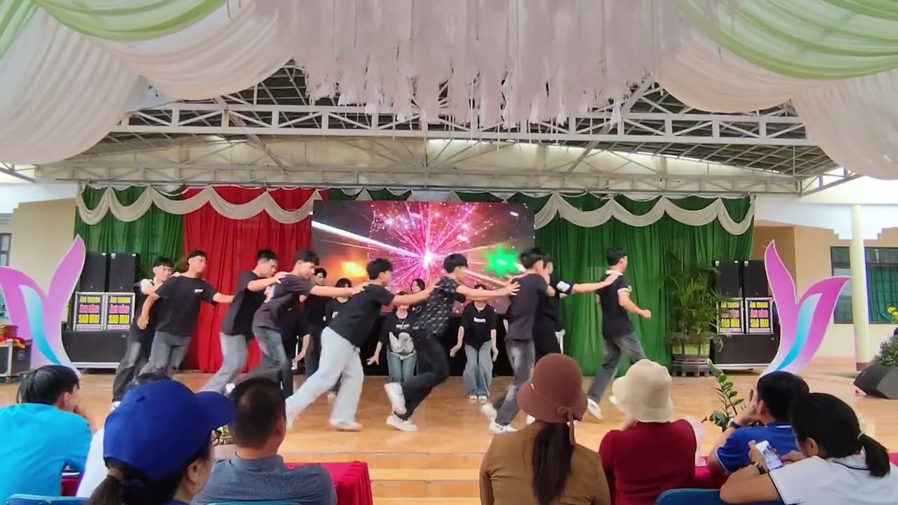 NGƯỜI MIỀN NÚI CHẤT + CHIẾC KHĂN PIÊU 11A1 Trường THPT Quang Trung