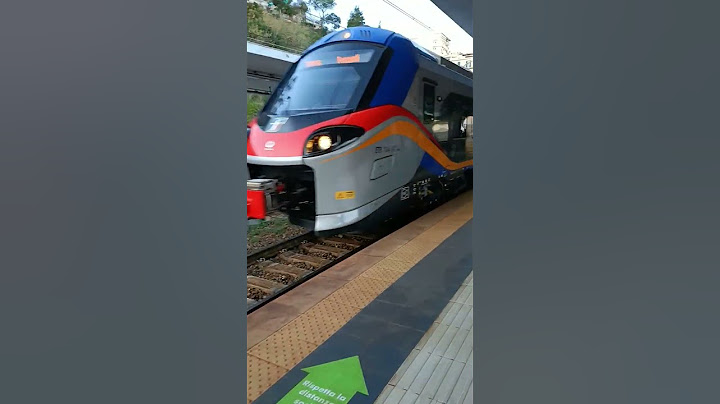 Il nuovissimo treno 'Pop' (Alstom ) di Trenitalia . Stazione di Napoli Mergellina (linea 2)