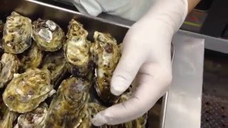 殻付き牡蠣を剥く