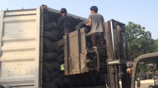 Used tyres loading to container for Haiti