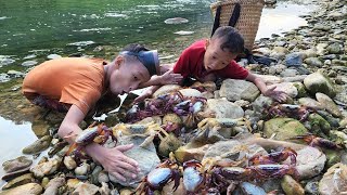 orphan boy khai - meet boy xuan - Two boys invited each other to catch stream crabs and sell them.❤