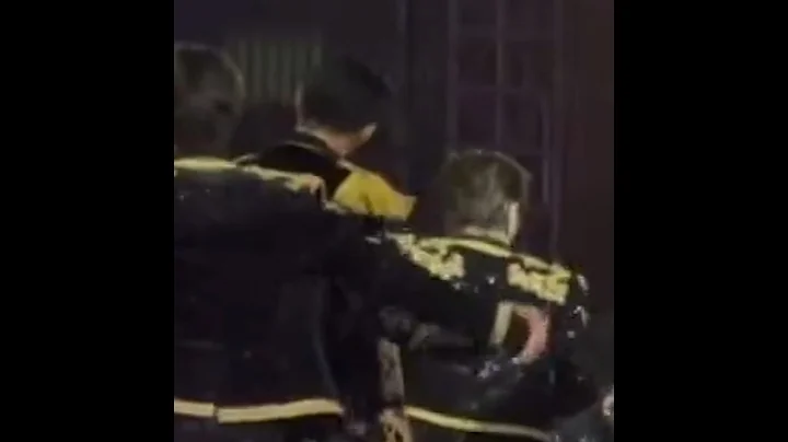 minwon holding hands during performance ☹️ #meanie #minwon #mingyu #wonwoo #민규 #원우 #seventeen #svt