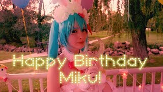 【Hatsune Miku】LOL -Lots of Laugh-【Cosplay Dance Cover】
🎂It is Mikus Birthday in both Japan and parts of the US! Happy Birthday Miku my QUEEN. 👑
💙Watch my NEW Miku Expo vlogs here: https://www.youtube.com/playlist?list=PLKTof99n3yGzfgp6gSQFC6b8DdcJhtWX7
💙More Hatsune Miku dances: https://www.youtube.com/playlist?list=PLKTof99n3yGyf6F_6qv8a9XfrqiTPs2fV
✴️You can support the channel here at my brand new Patreon!
https://www.patreon.com/hollyann
#初音ミク #初音ミク生誕祭2019
Miku is now 12 years old and has been in my life for 9 of them.
I have uploaded a video to celebrate Mikus birthday almost every year since 2013! Without Miku I would have probably never started my channel. I want to stay true to my interests and continue making Miku dance videos in addition to my newer channel contents!
This dance is from the Project Diva stage version.
Song: LOL -Lots of Laugh-
Vocals: Hatsune Miku
Music: KeN
Lyrics: End Cape エンドケイプ
Cosplayer: Holly Ann
Camerawork: Jazi https://www.youtube.com/user/JazzyKatBeauty
✨If youre new to my channel here are my personal recommendations of the best videos that represent the different types of videos I make on my channel: https://www.youtube.com/playlist?list=PLKTof99n3yGyZK6tz00JjaLQzEvBGS3H3
💞Find me on your favorite sites:
https://www.twitter.com/feat_HollyAnn
https://www.facebook.com/hollyannann
https://instagram.com/hollyannann/
http://hollyannann.tumblr.com/
http://worldcosplay.net/member/HollyAnn 【Hatsune Miku】LOL -Lots of Laugh-【Cosplay Dance Cover】