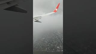 Lion Air menerjang cuaca buruk di kota Pontianak. Serem bet dah!