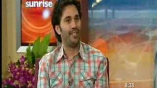 Chris Taylor On Sunrise (The Chasers War On Everything) Resimi