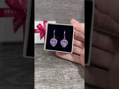 Сережки з цирконами "Сердечки аметист" у сріблястій оправі упаковані в подарункову коробочку, видео 1