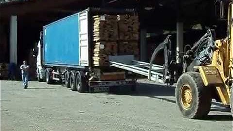 Export beech lumber from France - Loading container (2)