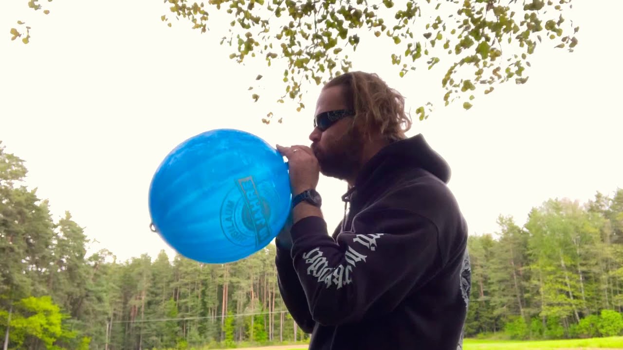 Hier Puste ich einen riesigen Punchballon auf