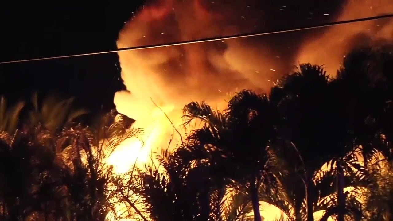 Crews extinguish trailer fire in SW Miami-Dade; 3 displaced - YouTube