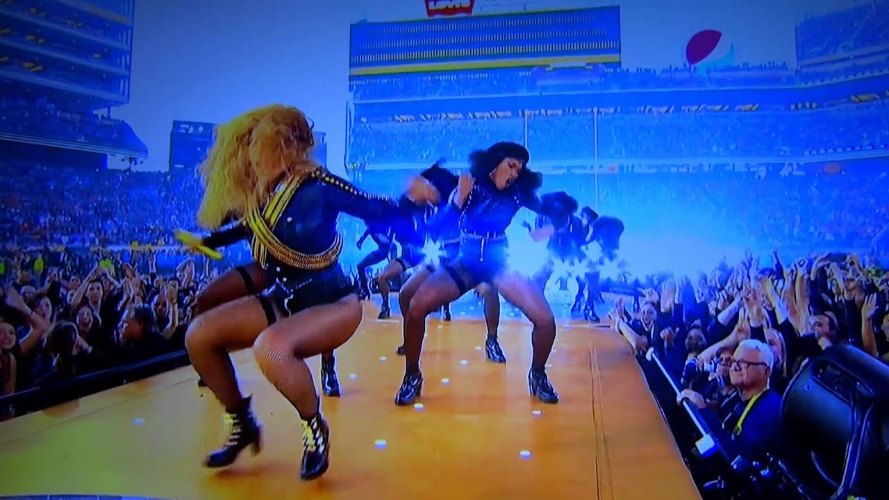 Beyonce Almost Falls at Super Bowl 50 2016 with SLOW MOTION - YouTube
