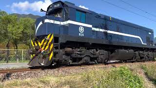 7602次貨物列車(藍頭R135) 通過德高(二)平交道