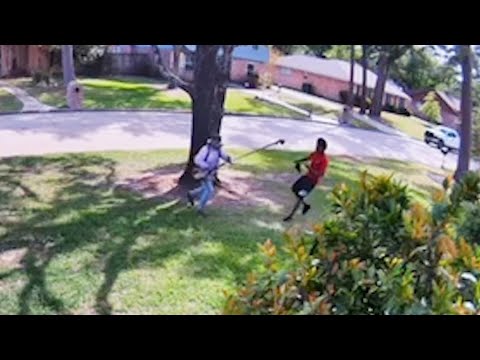 VIDEO: Texas lawn worker uses weed eater to go after robbery suspects