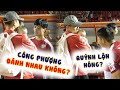 Phản ứng của Công Phượng và các cầu thủ HCMC khi Huy Toàn bế con 2 tháng tuổi xuống sân ăn mừng