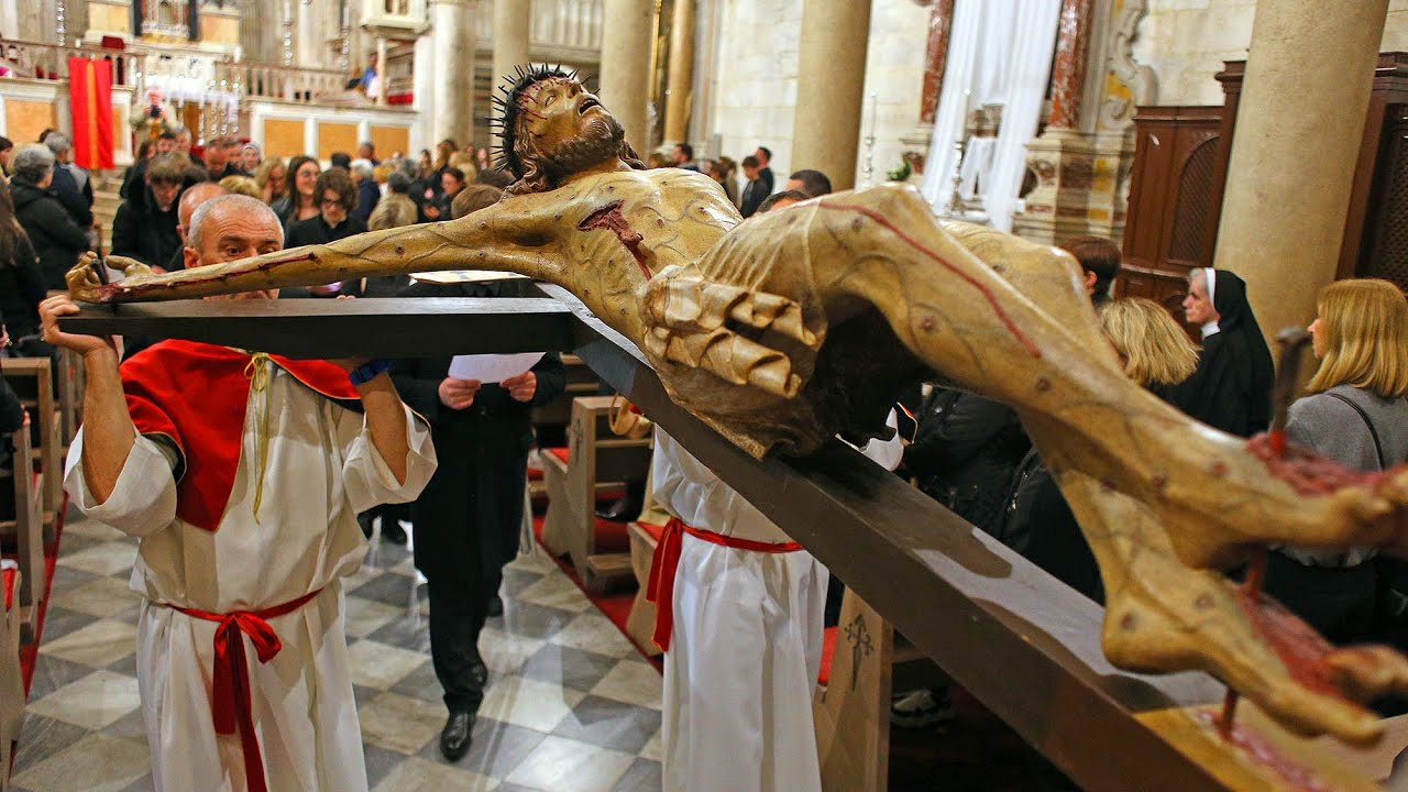 Procesija za križem na Veliki petak u katedrali sv. Jakova u Šibeniku.
