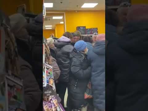 Дефолт в России. Продуктов нет, скупают все подряд. Пустые полки магазинов