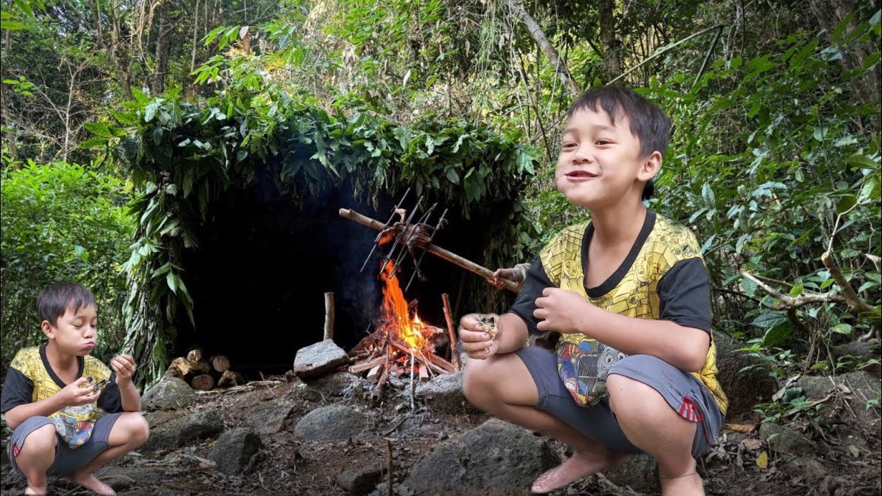 3 days of solo survival camping in the woods; building a comfortable ...