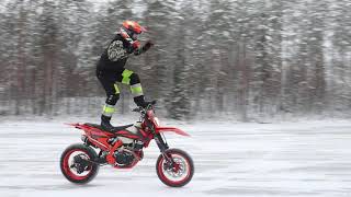 KTM Supermoto Stuntriding On Ice!