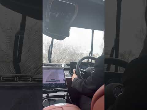 THE MOST SATISFYING FEATURE on the S Class 🤩#sclass #carreview #mercedes #satisfying #shorts