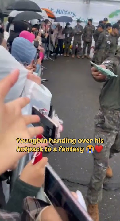 Youngbin giving his hotpack to a fan. 🥺 UWU! #SF9 #YOUNGBIN #KPOP