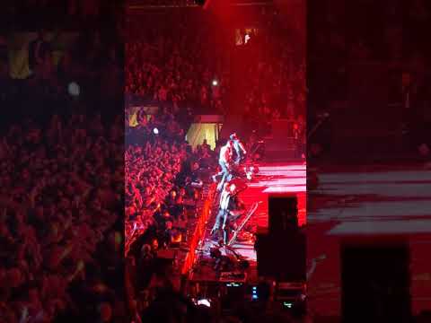 jerry-only-smashes-another-bass-at-misfits-show