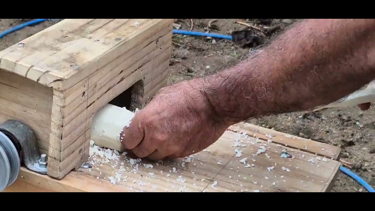 video do ralador de mandioca feito com motor de máquina de lavar