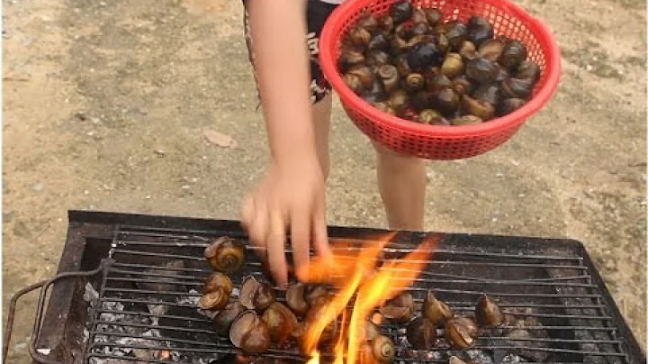 Amazing Beautiful Girls Grilled Snails | How To Co...