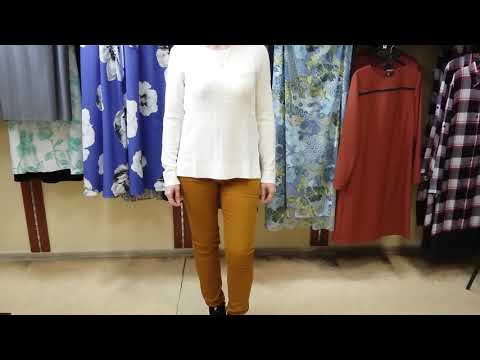 Джеггинсы горчичные, белый джемпер