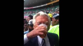 Slovenien åndelig Ødelæggelse Australia's oldest living prime minister really knows how to chug a beer