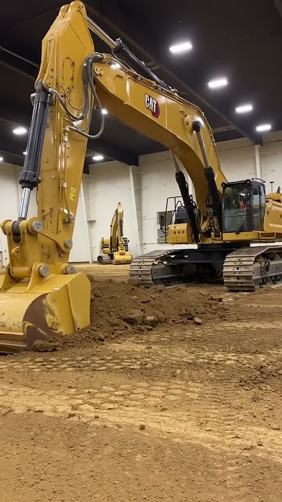 Operating a Caterpillar 302 Mini Excavator | Caterpillar Edwards