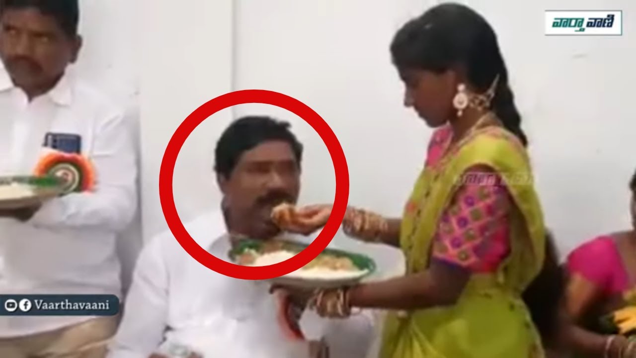 గోరుముద్దలు తింటున్న టీఆర్ఎస్ ఎమ్మెల్యే.. TRS MLA Thatikonda Rajaiah Viral Video | Vaartha Vaani