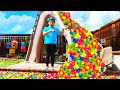 Jannie y Andrew fingen jugar con lluvia de bolas de colores | Piscina de bolas para niños