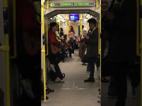 Metroda; müzikle birkaç dakika için güzelleşir dünya... #Bursa