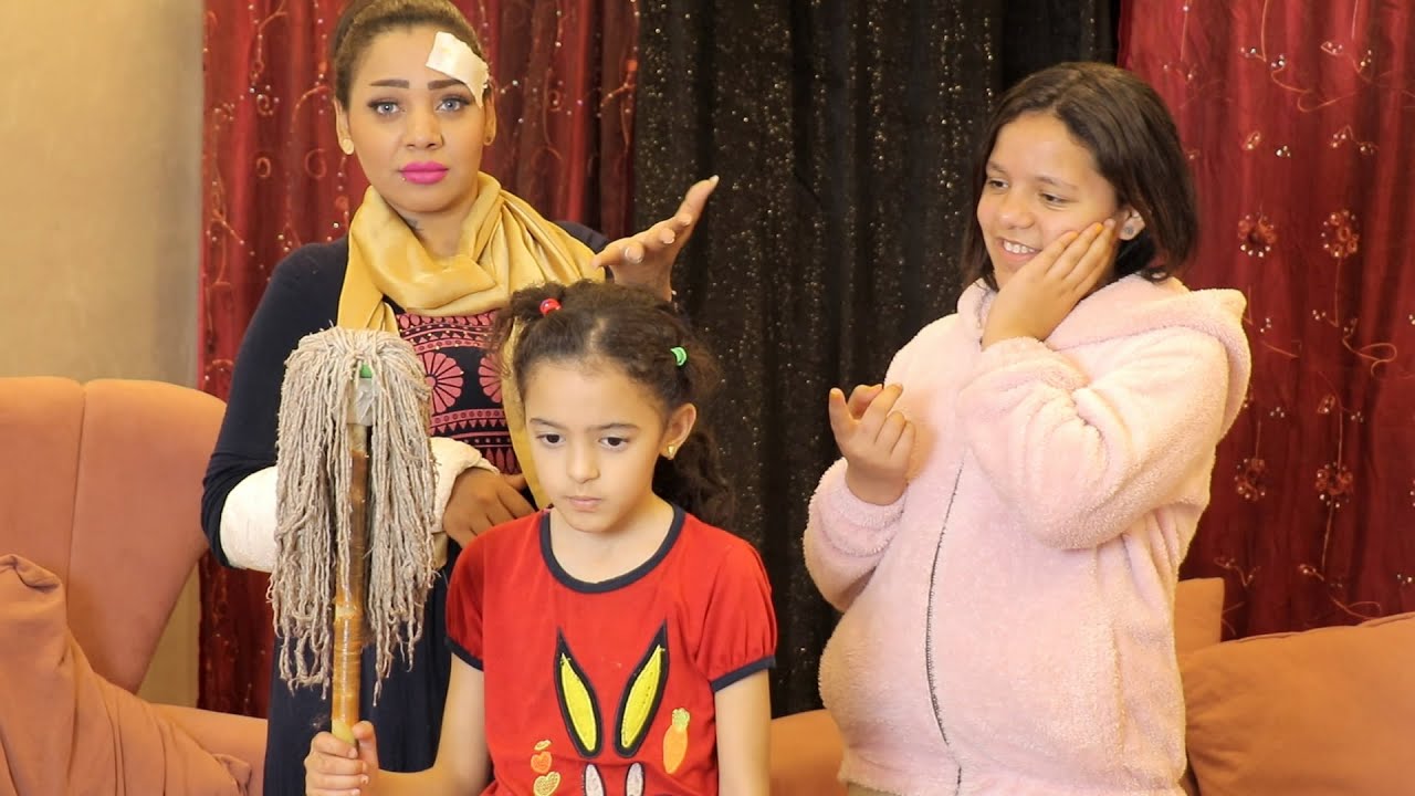 مرات أب تستغل ذهاب زوجها للعمل وتشغل بنته الصغيرة خدامة ليها ولولادها😥||فيلم قصير