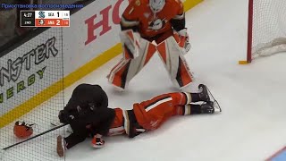 Leo Carlsson left to the locker room after this hit from Tye Kartye / 25.11.2024 Profile