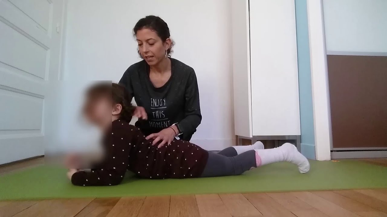 Séquence massage parent-enfant avec la pizza