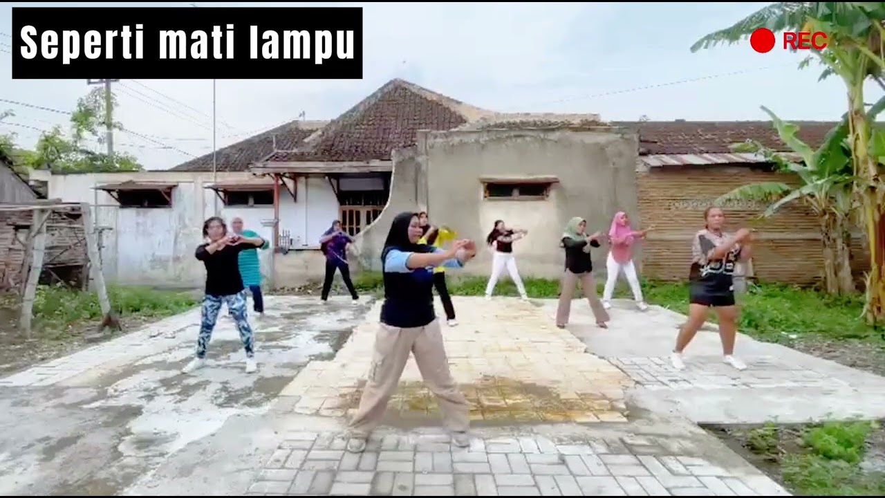 SEPERTI MATI LAMPU. NAZAR #senam #ibuibu #lucu #sehat sebelum puas goyang maangg