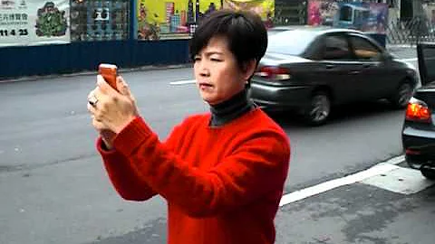 違規停車又對警察取締不服的駕駛(注意看最後上車時的樣子，太經典了) - 天天要聞