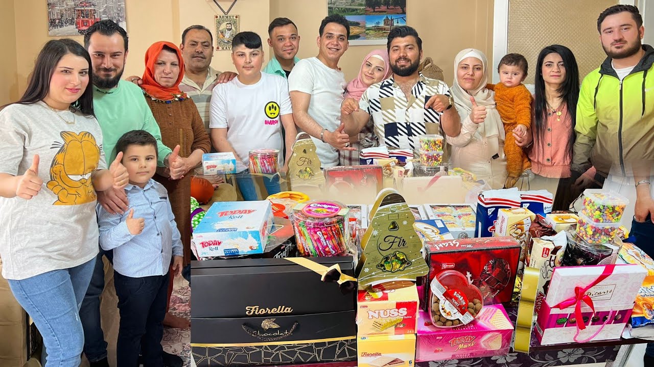 أكبر تحدي توزيع ضيافة وسكاكر العيد🍬 مع دولاب عجلة الحظ //شوفو مين أكتر واحد أخد سكاكر وشوكولا العيد😍